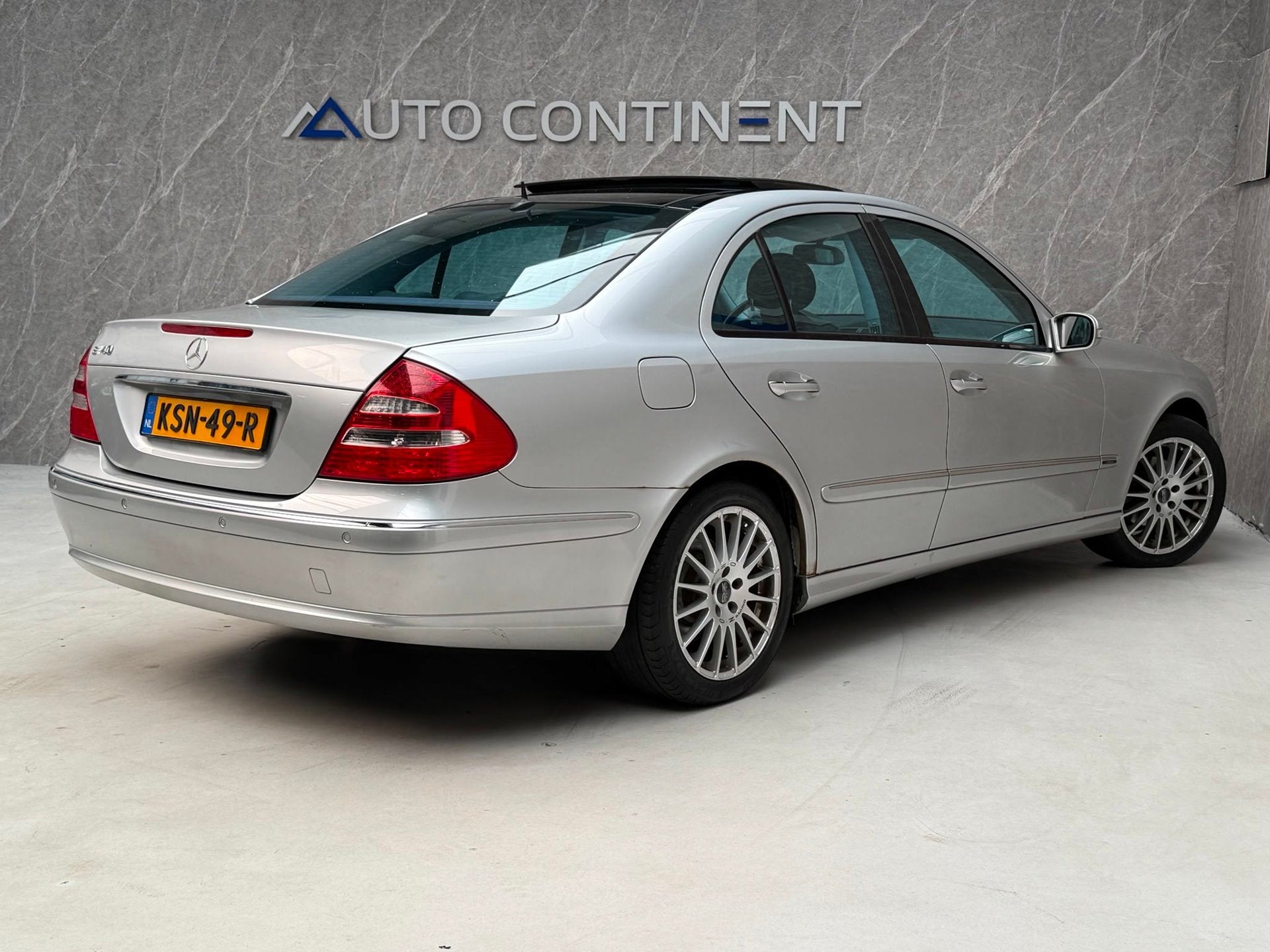 Mercedes-Benz E-klasse 240 Avantgarde / Panorama / APK, Auto's, Automaat, Achterwielaandrijving, Gebruikt, Zwart