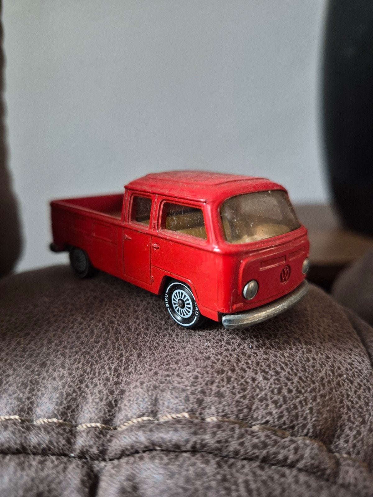 Siku VW Bus T1 Pick-up Rood - Vintage Speelgoedauto, Ophalen of Verzenden, Gebruikt, Bus of Vrachtwagen