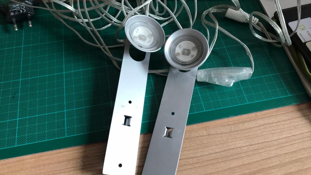 Ikea boekenkast ( LACK )verlichting 2 lampjes.  (Oe), Ophalen of Verzenden, Zo goed als nieuw