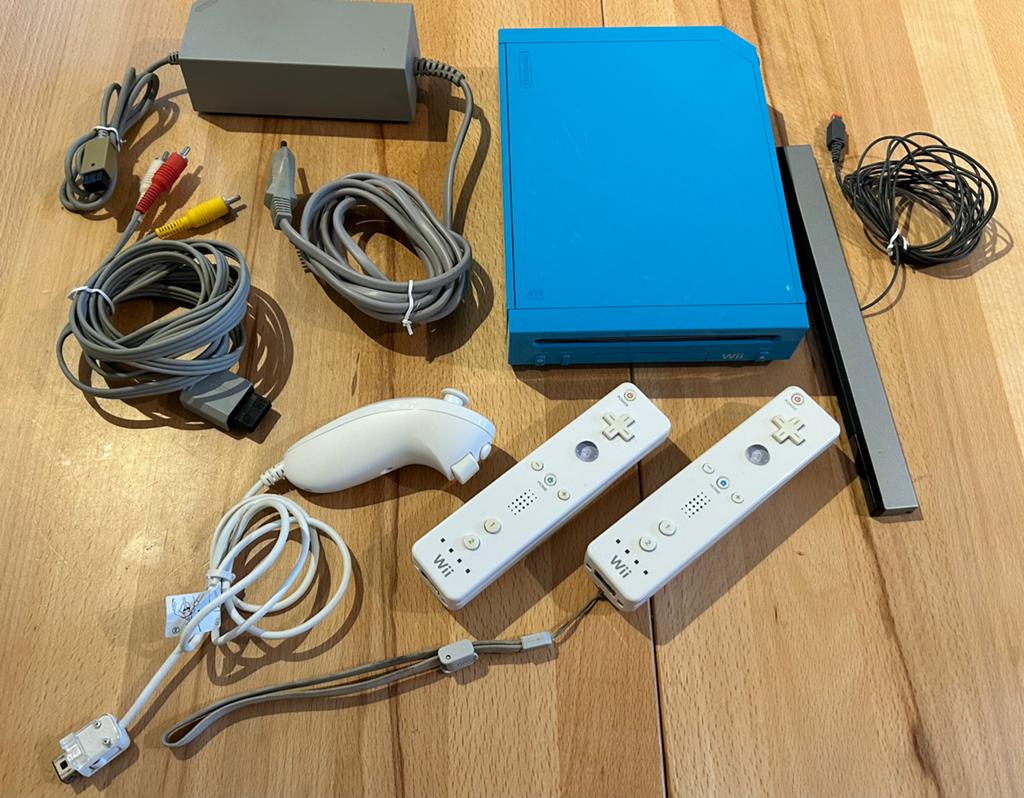Nintendo Wii Blue model w/ controllers and hookups, Spelcomputers en Games, Spelcomputers | Nintendo Wii, Ophalen of Verzenden