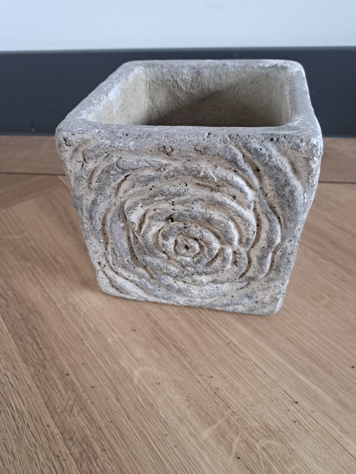 Stoere PTMD Cementen Bloempot met Rozenreliëf 13,5 cm, Gebruikt, Vierkant, Ophalen of Verzenden, Balkon
