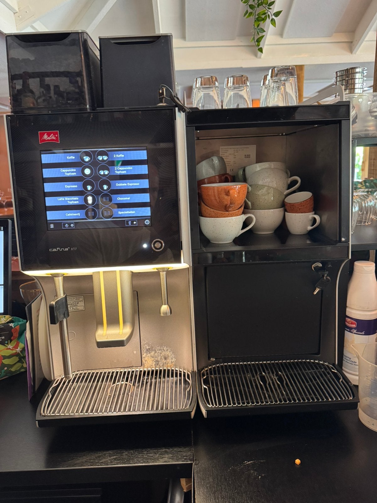 Melitta XT7 koffiemachine + melkkoelkast/kopjesverwarmer, Gebruikt, 10 kopjes of meer, Koffiemachine, Gemalen koffie