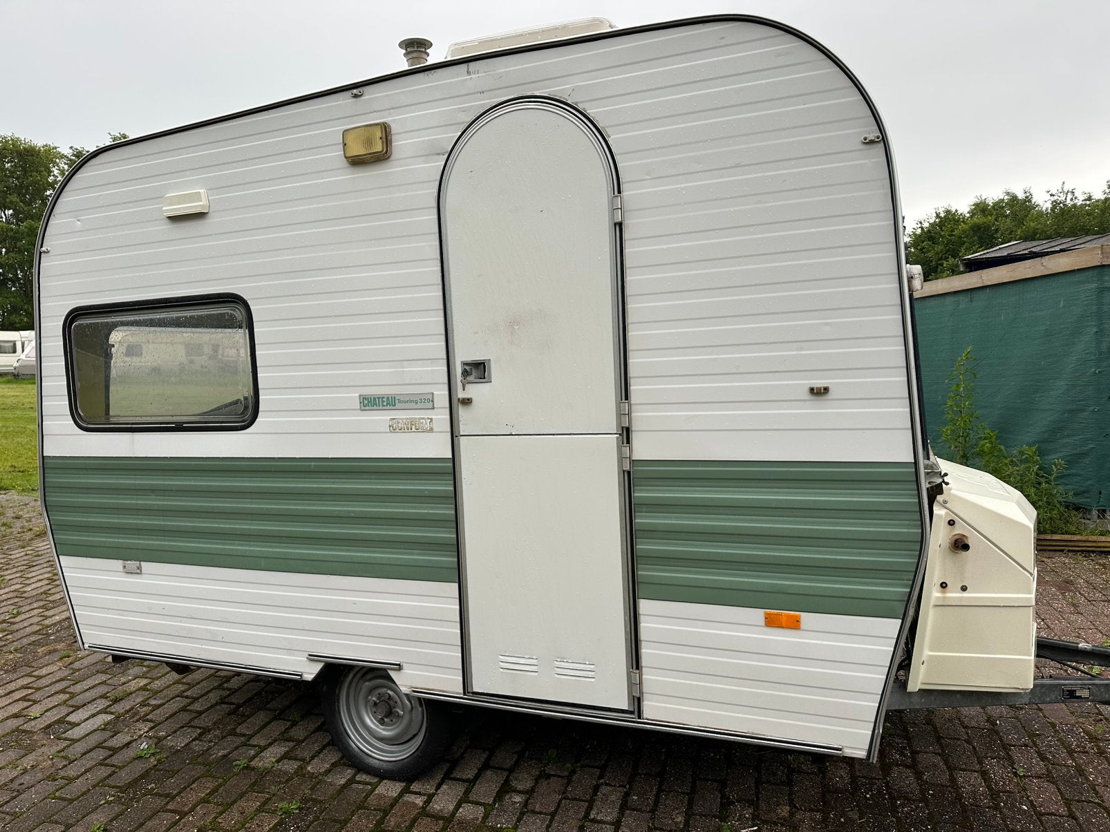 Chateau Touring 320 caravan - Retro festival topper!, Rondzit, Bedrijf, 500 - 750 kg, Tot en met 4