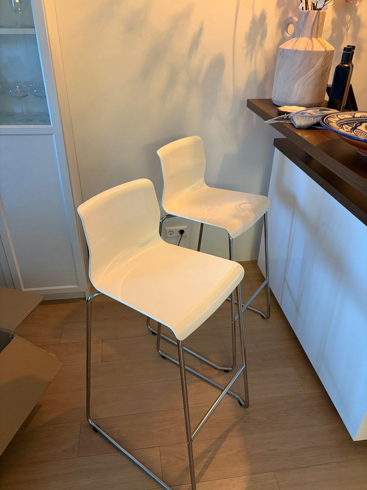 Foto 2 van Set van 2 moderne witte barkrukken met metalen onderstel