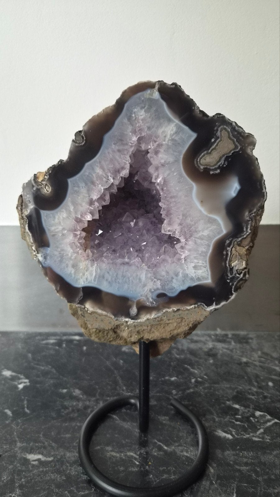 Mooie agaat geode met amethist op standaard 3.6kg, Ophalen of Verzenden, Mineraal
