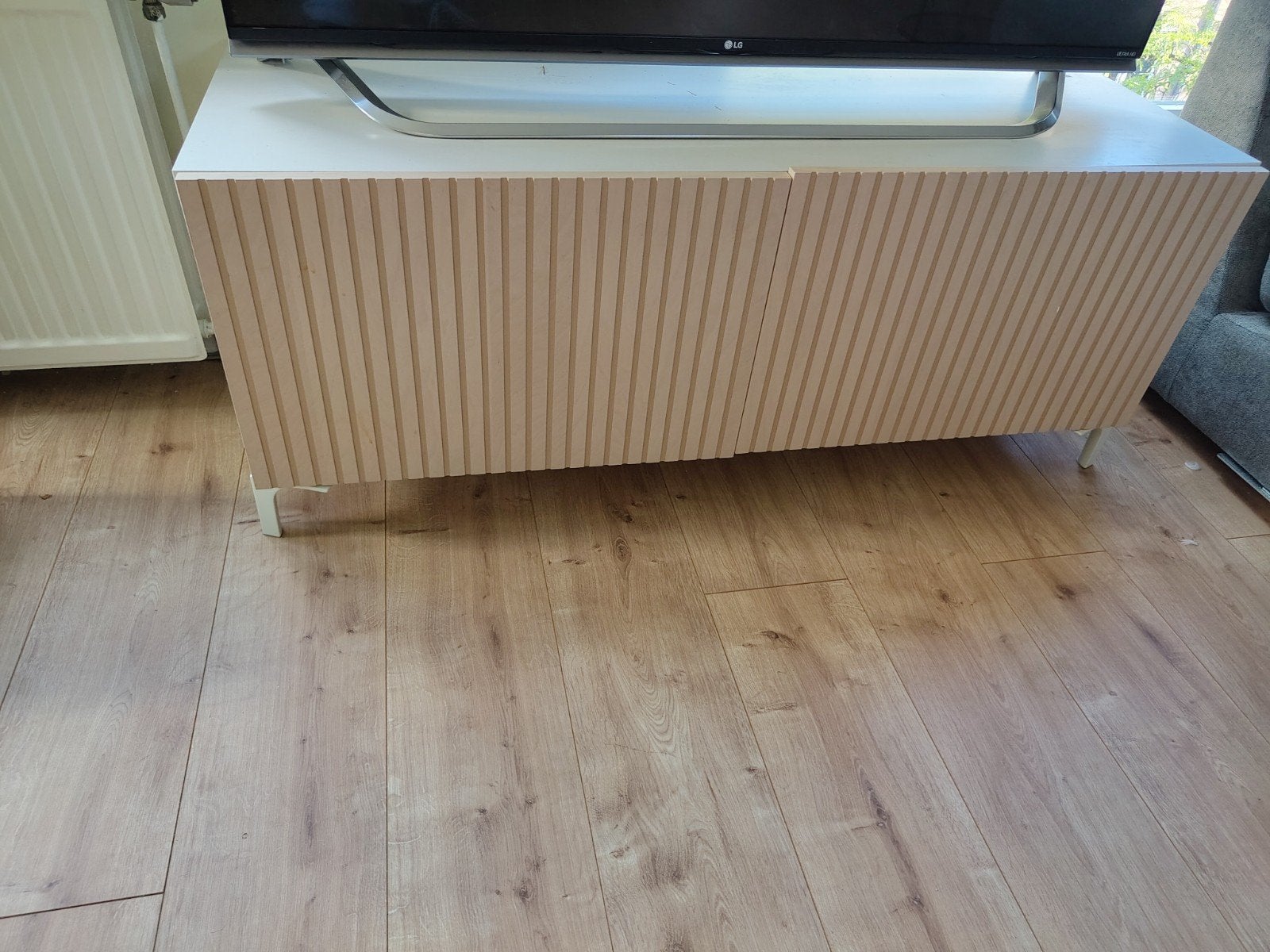 Leuk IKEA BESTA TV meubel met roze ribbed deurtjes, Huis en Inrichting, Kasten | Televisiemeubels, Ophalen, Gebruikt, 100 tot 150 cm