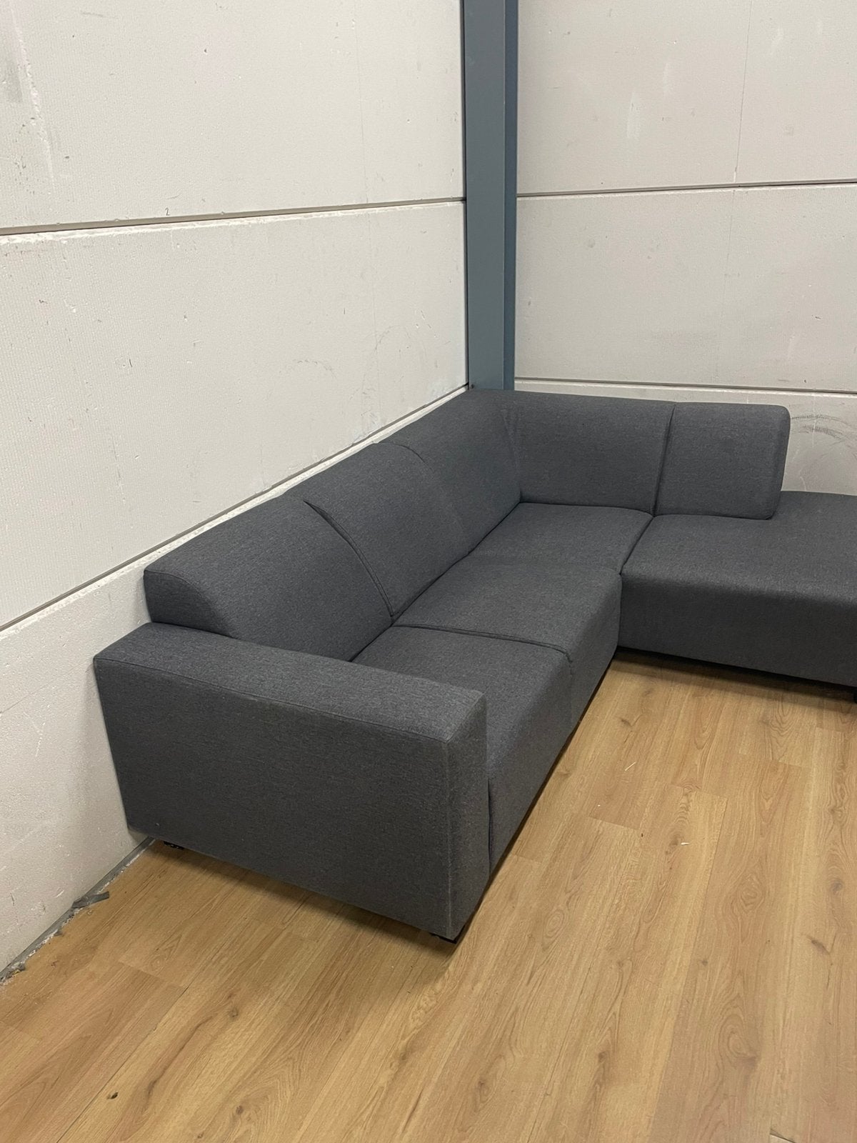 Foto 3 van Mooie luxe grijze hoekbank - GEREINIGD!!!