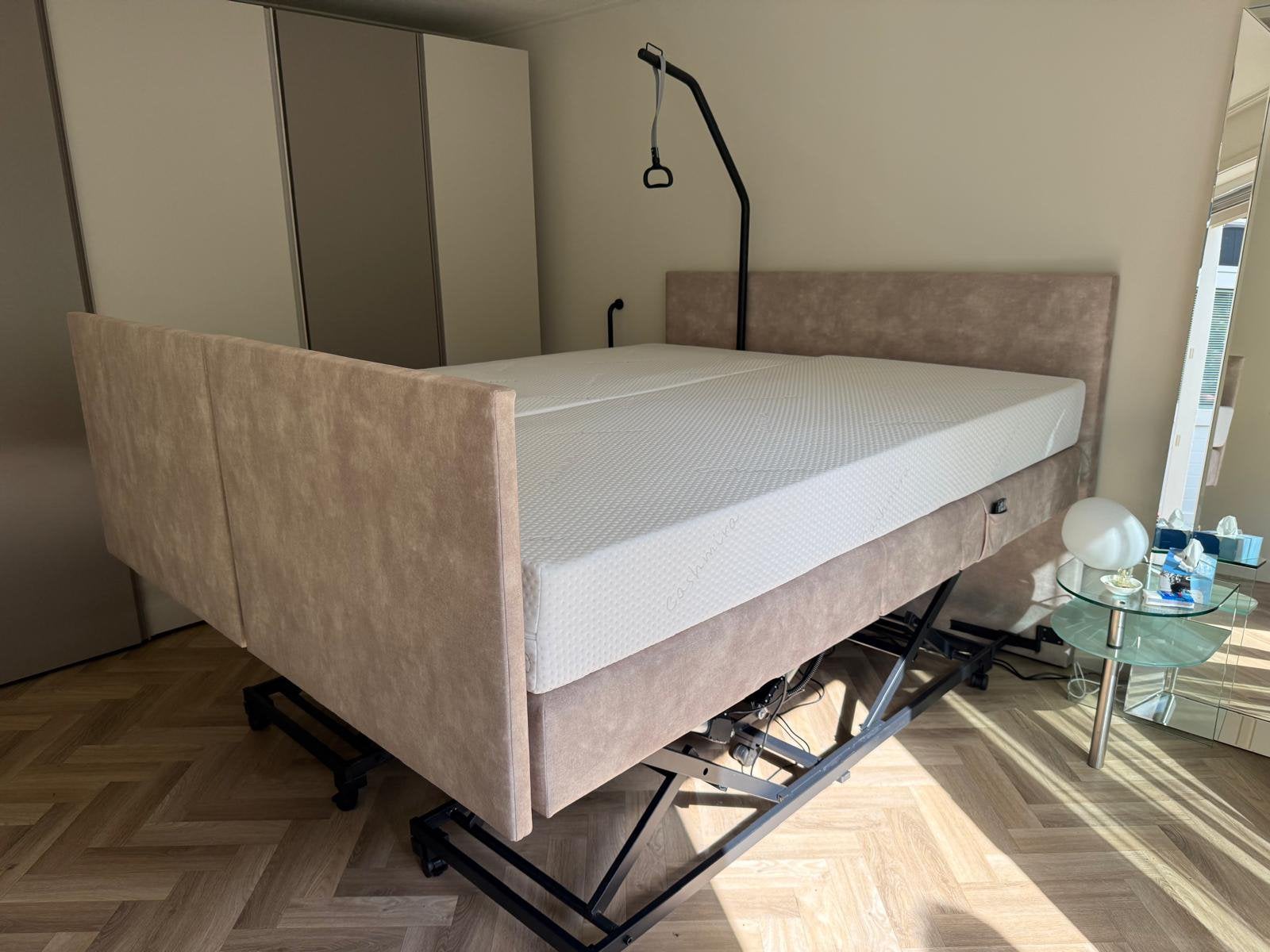 Hoog laag bed/boxspring/seniorenbed/ seniorenbed hoog laag