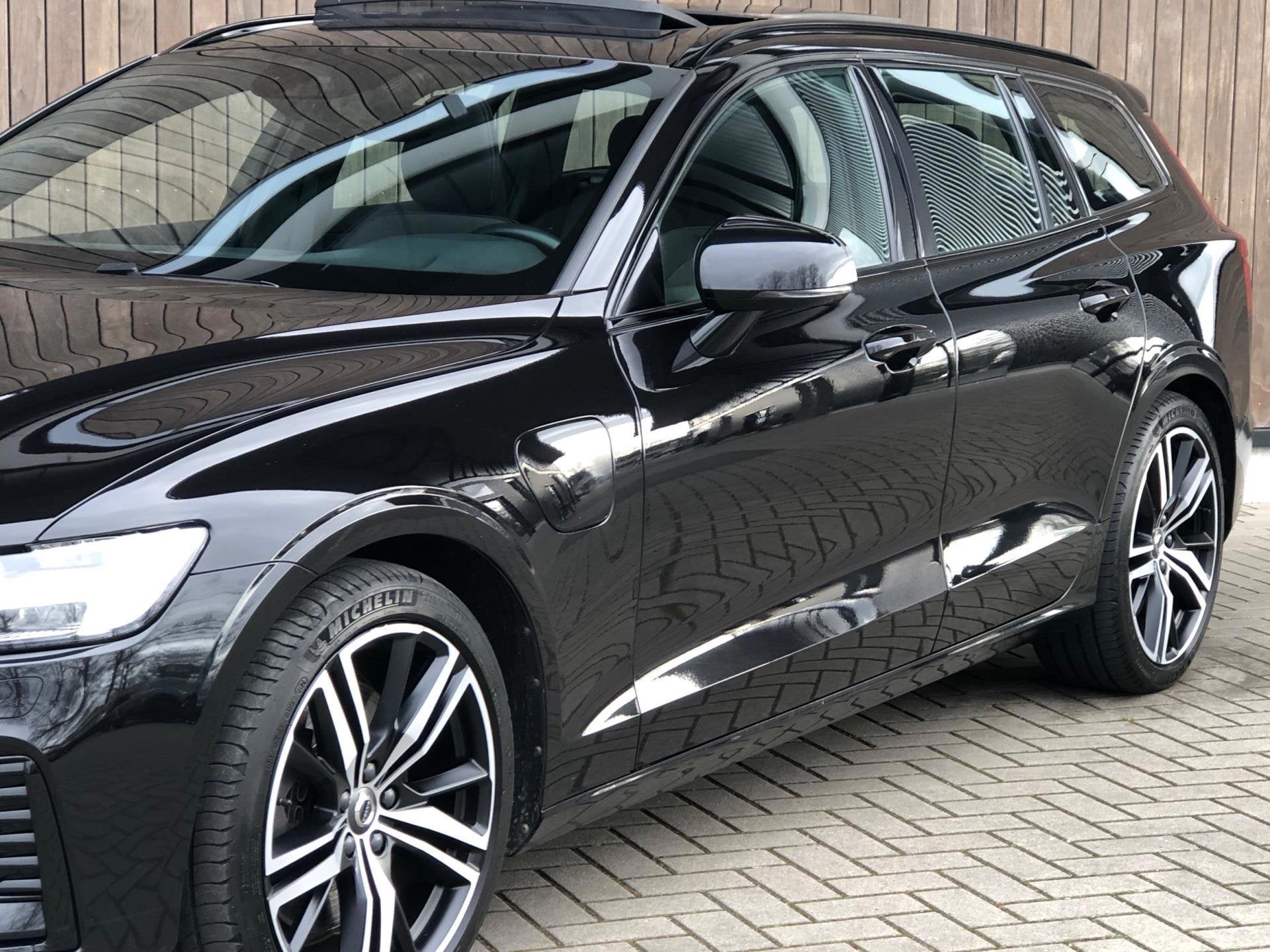 Volvo V60 2.0 T6 Recharge AWD R-Design|Trekhaak|Pano|Leder|, Automaat, Dealer onderhouden, Gebruikt, Zwart