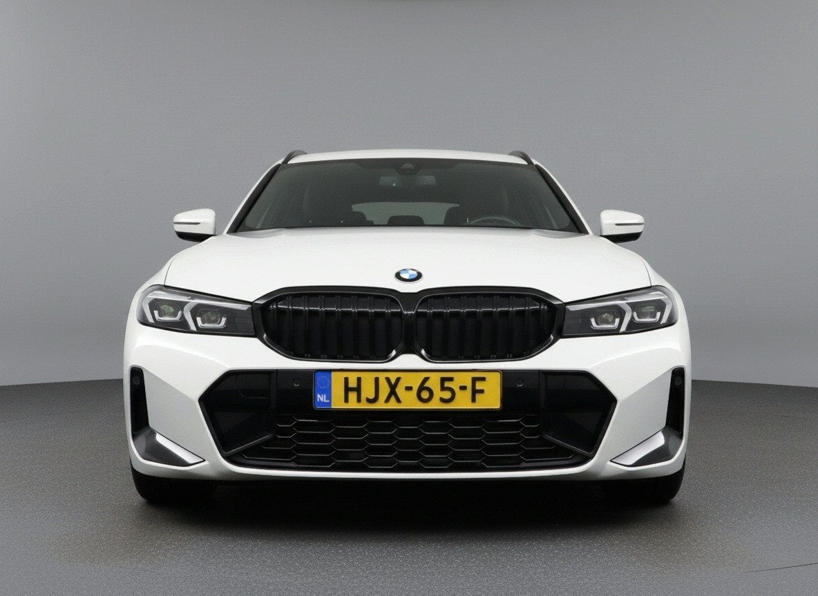 BMW 3 Serie Touring 318i M-Sport Pro Shadowline | AlpinWeiss, Gebruikt, Wit, 750 kg, 1300 kg