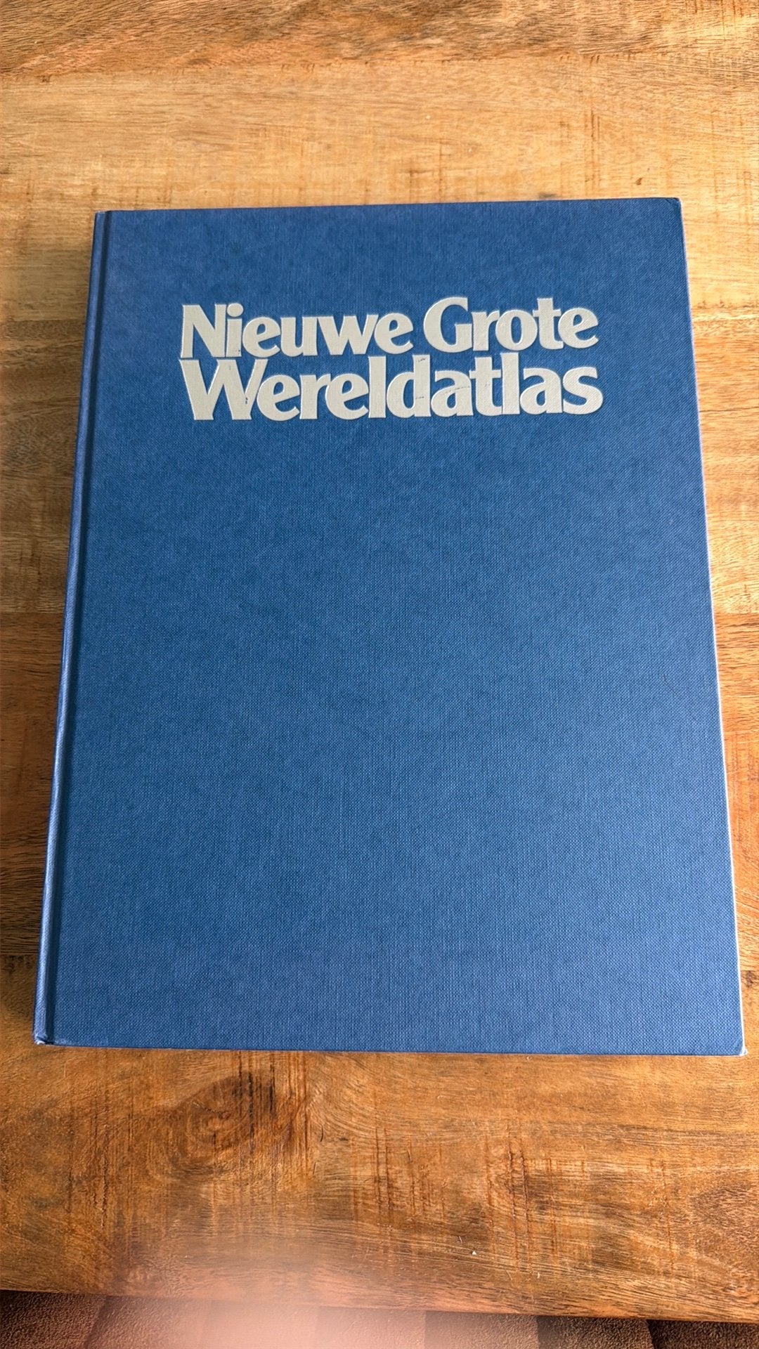 Nieuwe grote wereld atlas uit 1977, Boeken, Overige atlassen, Ophalen of Verzenden, Zo goed als nieuw, 1800 tot 2000