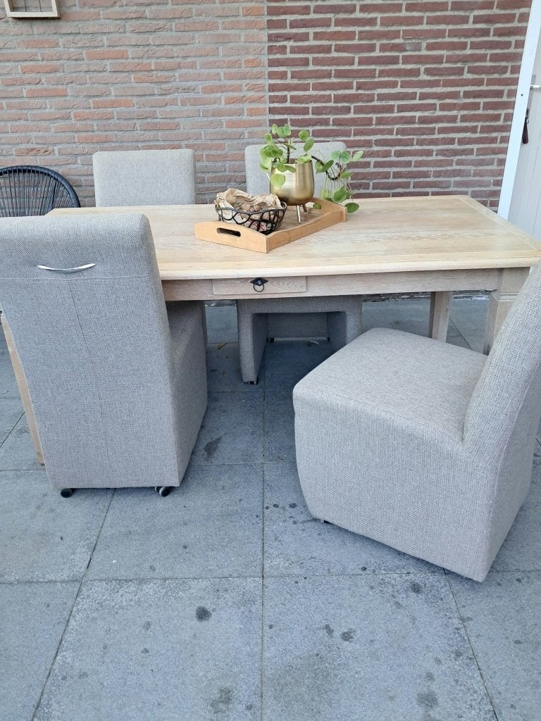 Massive tafel met 4 stoelen op wielen, Ophalen, Gebruikt