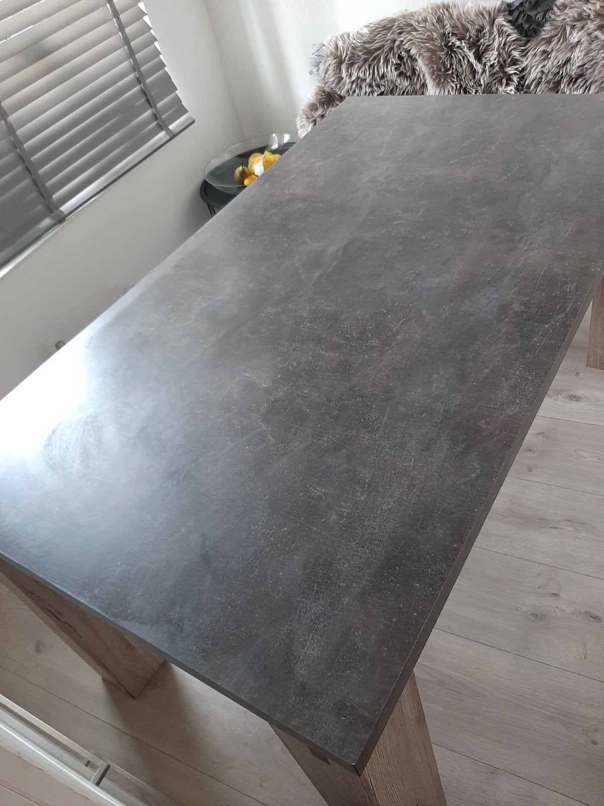 Tafel  betonlook met een bank en stoelen, Huis en Inrichting, Tafels | Eettafels, Ophalen of Verzenden, Rechthoekig, 50 tot 100 cm