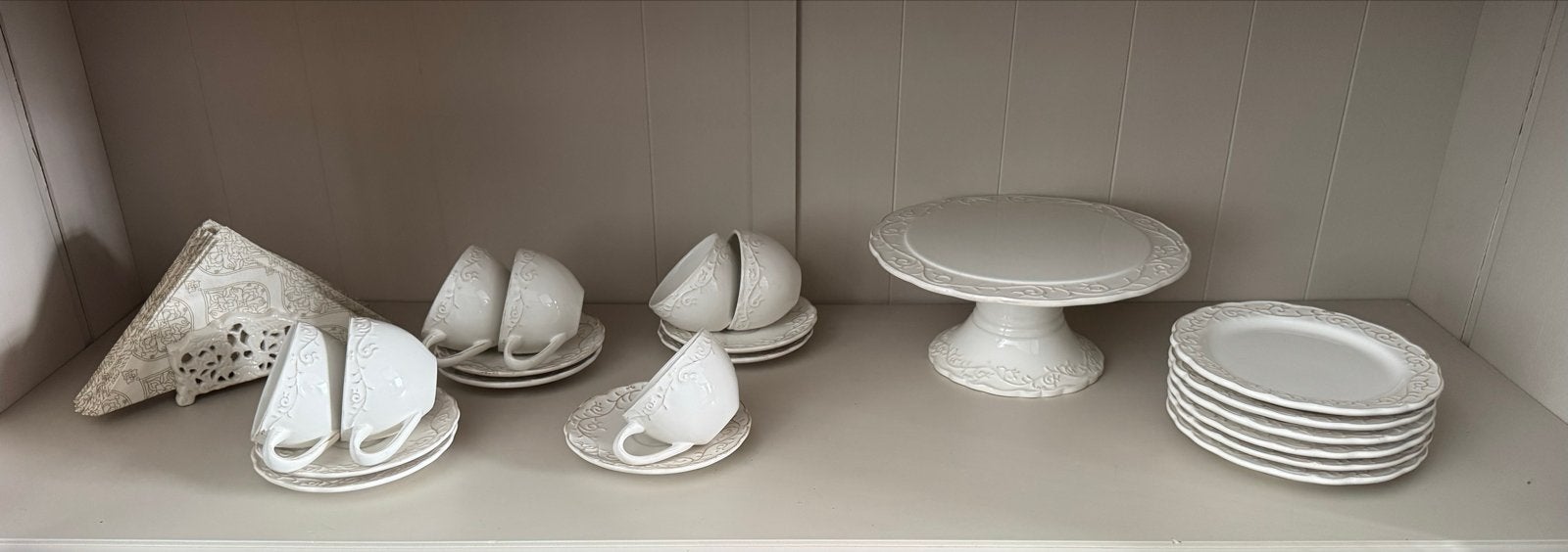 Wit gebak servies met koffiekopjes reliëf - Vintage stijl, Ophalen, Keramiek, Vintage, Zo goed als nieuw
