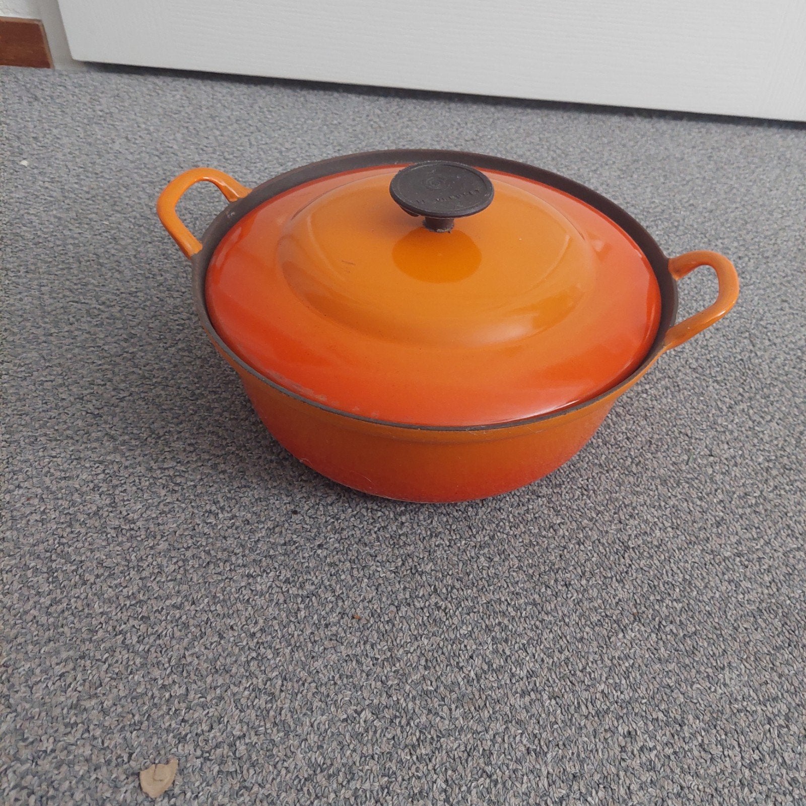 Oranje gietijzeren braadpan met deksel, Ophalen