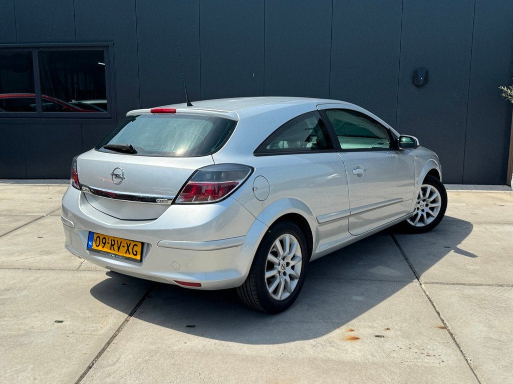 Opel Astra GTC 1.6 Edition 2005 Automaat Airco, Auto's, Zwart, 4 cilinders, 620 kg, 49 €/maand