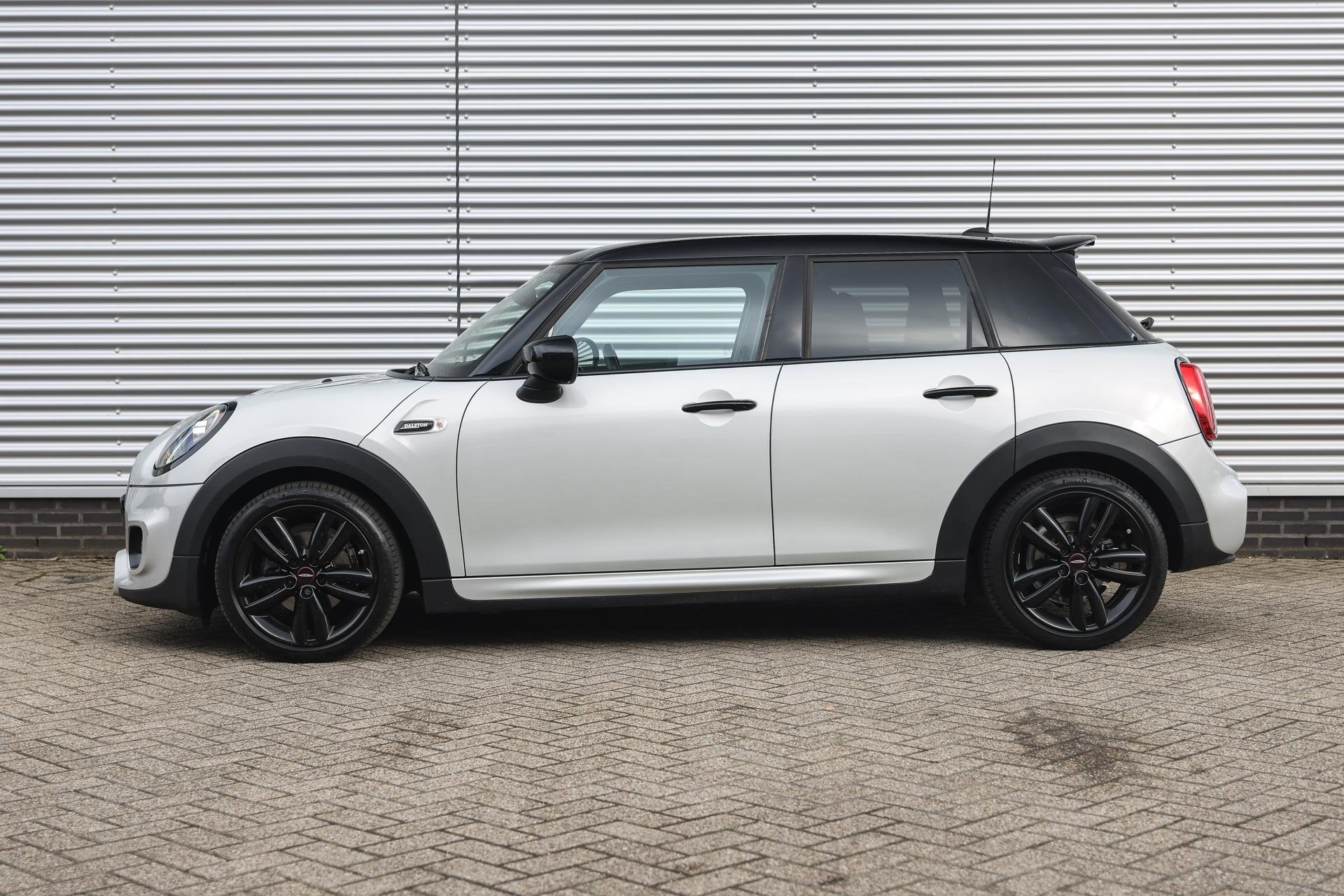 MINI Hatchback Cooper JCW Automaat / JCW Sportstoelen / LED, Auto's, 136 pk, Gebruikt, Leder en Stof, Wit