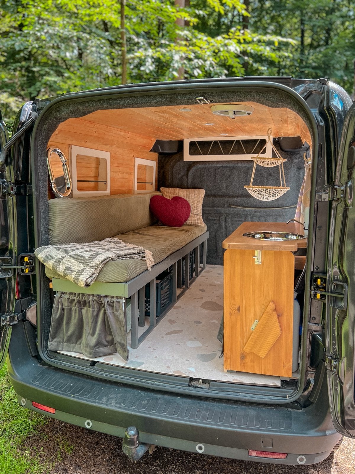 Unieke mini camper, off grid, trekhaak en 6 versnellingen, Caravans en Kamperen, Overige merken, Buscamper of Camperbus, Tot en met 2