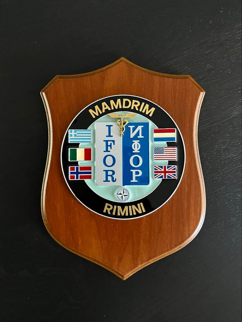 IFOR Missie Schild - MAMDRIM RIMINI Logistieke Eenheid, Verzamelen, Militaria | Algemeen, Verzenden, Luchtmacht, Nederland, Overige typen