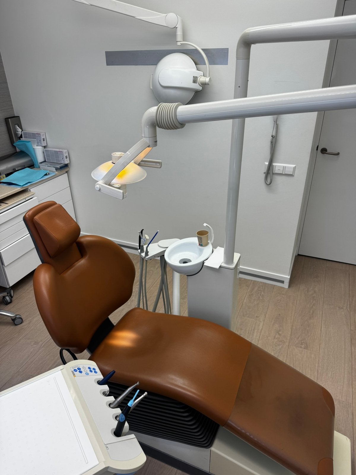 Behandelstoelen tandarts/mondhygieniste, Ophalen, Gebruikt, Bruin, Eén