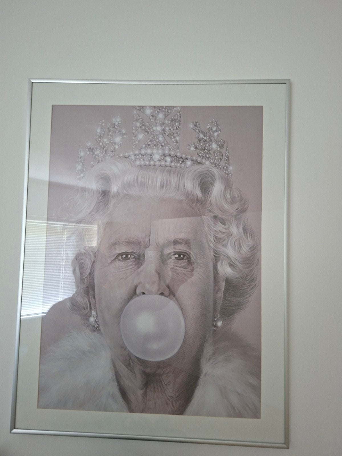 Print Koningin met kauwgom in wissellijst 60x80cm, Antiek en Kunst, Ophalen of Verzenden, Print, Print/reproductie, Ingelijst