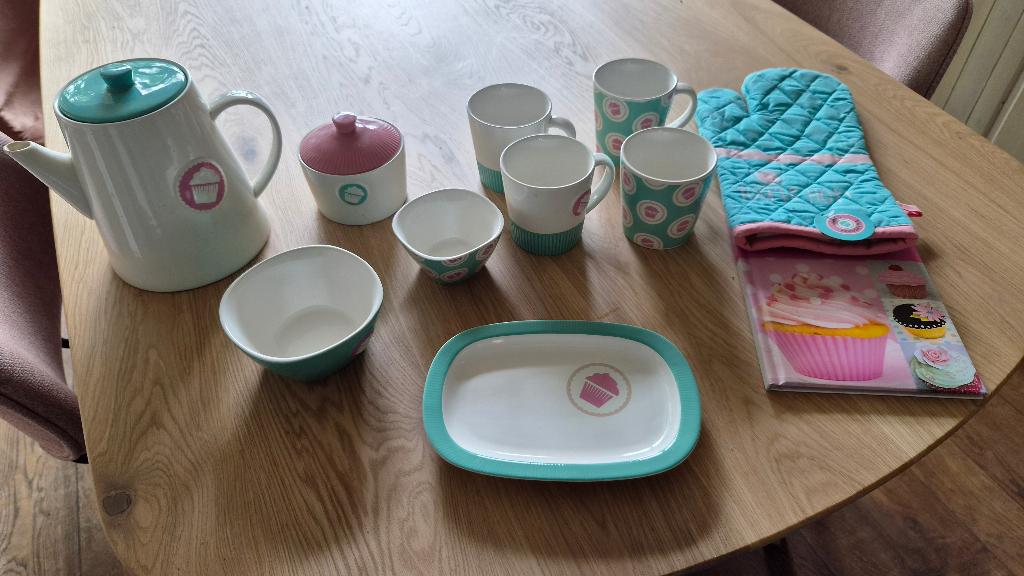 Servies Lily's Cupcakes, Ophalen, Zo goed als nieuw, Porselein, Overige stijlen
