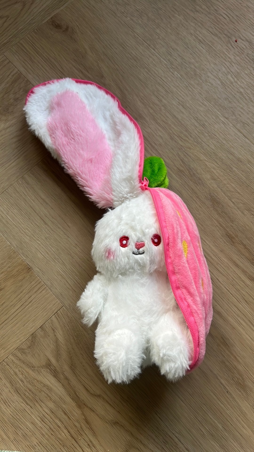 Aardbei- konijn knuffeltje, Ophalen of Verzenden, Zo goed als nieuw, Konijn
