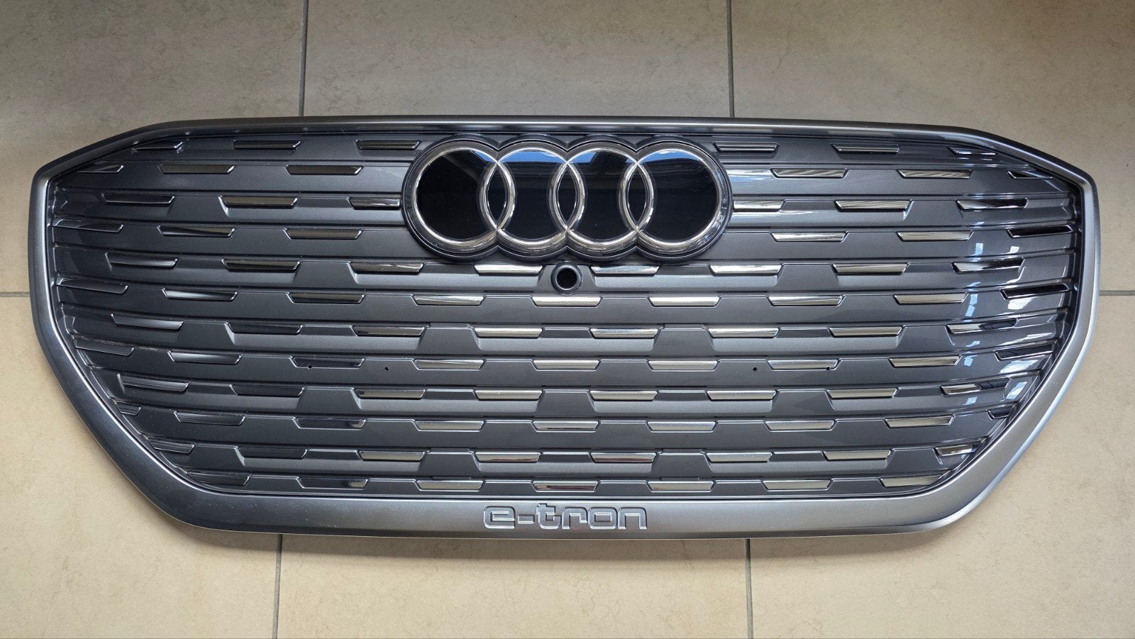 Originele Grille Audi Q4 e-tron S-line, Ophalen, Voor, Nieuw, Audi