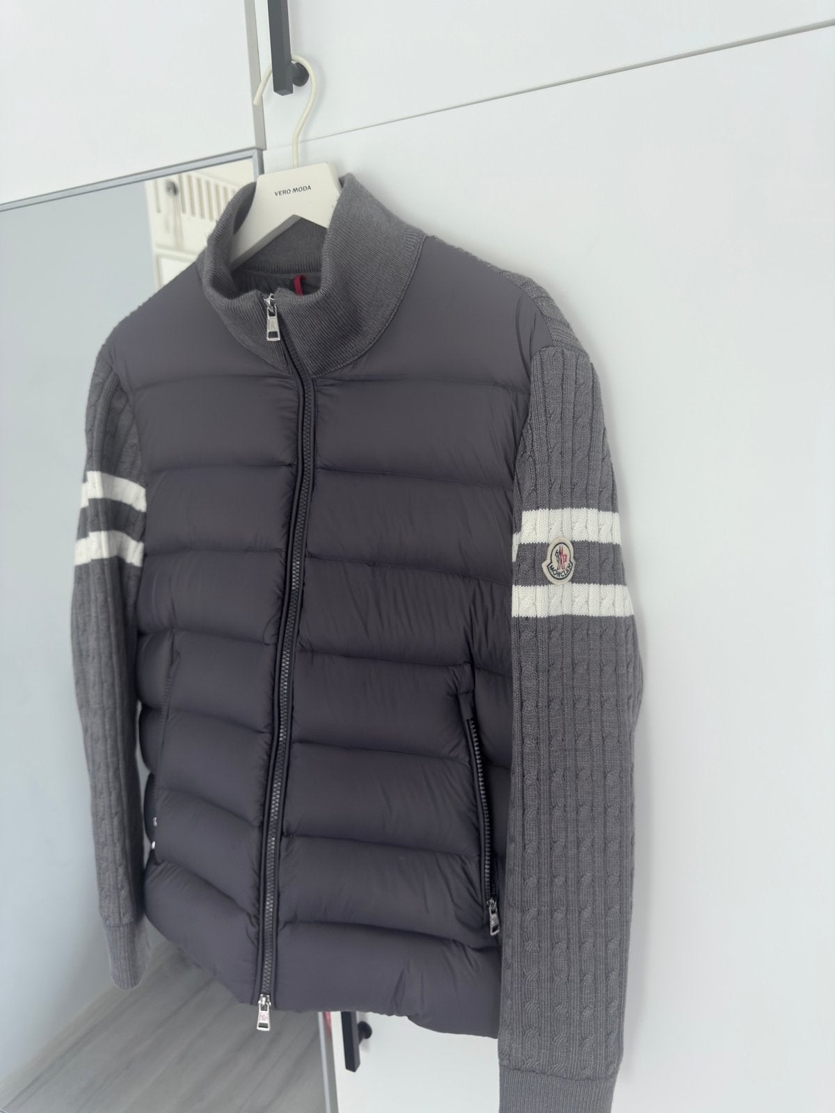 Moncler Gewatteerd Vest met Gebreide Mouwen - Maat M, Ophalen, Zo goed als nieuw, Maat 46 (S) of kleiner, Grijs