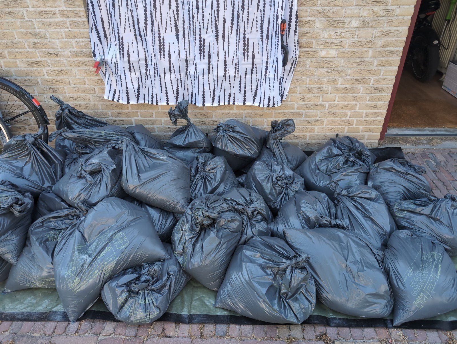 Gratis zwarte grond in zakken., Tuin en Terras, Zand, Ophalen, Overige typen