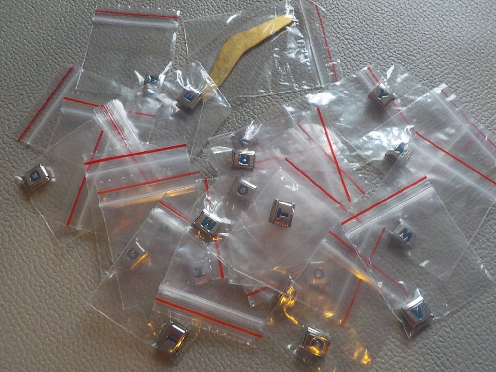 26 Italiaanse Bedels bedelarmband Uberry 9mm blauwe letters, Staal, Nieuw, Ophalen of Verzenden, Met bedels of kralen