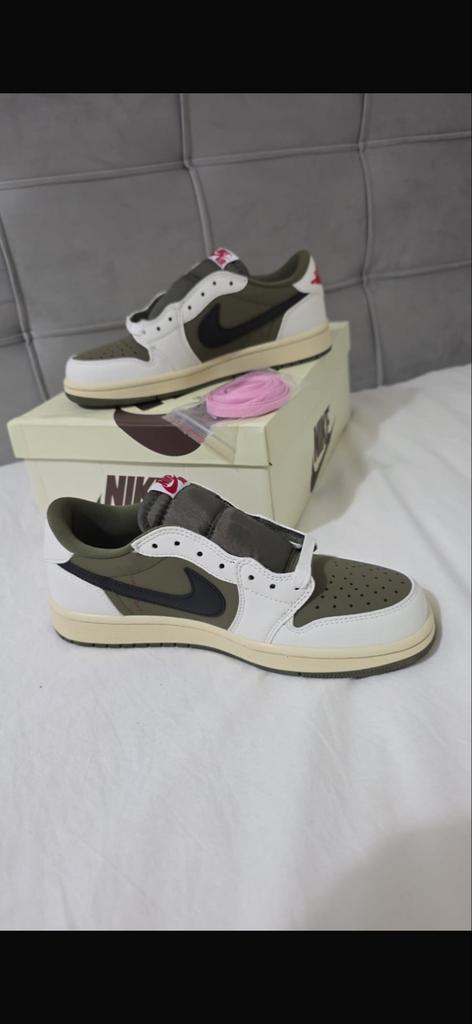 Travis Scott x Air Jordan 1 Low OG SP "Medium Olive" - Maat, Ophalen of Verzenden, Zo goed als nieuw, Groen, Sneakers of Gympen