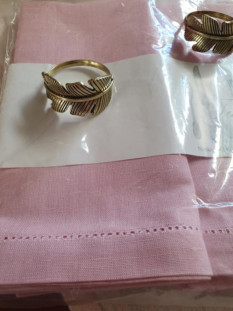 Oudroze servetten met goudkleurige veer servetringen (nieuw), Ophalen of Verzenden, Nieuw, Roze, Overige typen
