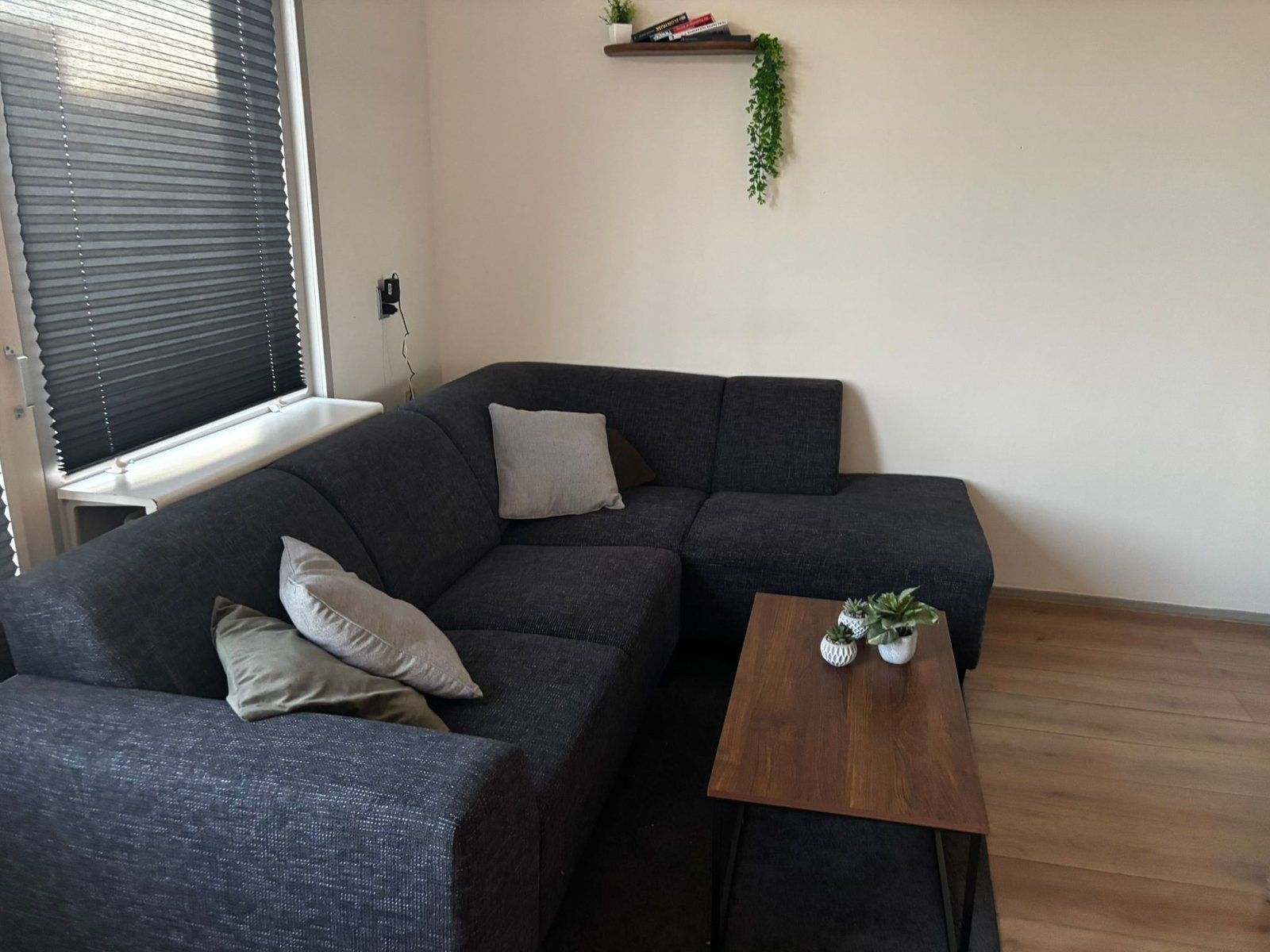 Mooie donkergrijze hoekbank, Huis en Inrichting, Banken | Bankstellen, Ophalen of Verzenden, Zo goed als nieuw, 150 cm of meer
