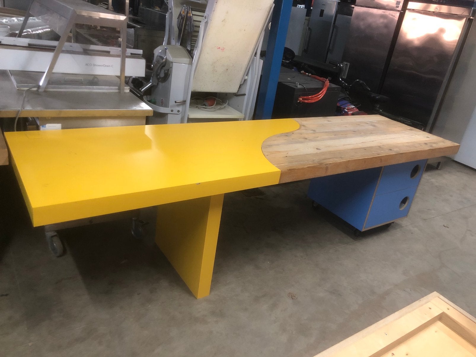 Leestafels bureau tafel balie gekleurd met kasten eettafel, Huis en Inrichting, Tafels | Bijzettafels, Ophalen, Zo goed als nieuw
