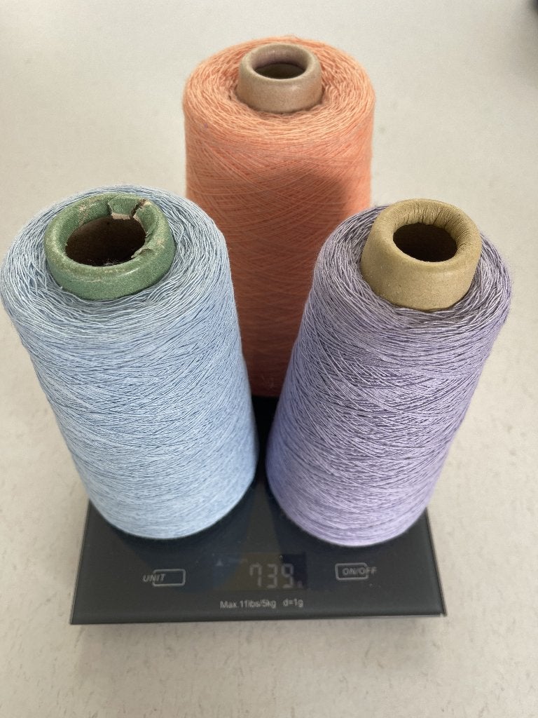 3 pastelkleuren garen op cone, gezamenlijk 739 gram, katoen, Hobby en Vrije tijd, Ophalen of Verzenden, Nieuw, Breien of Haken