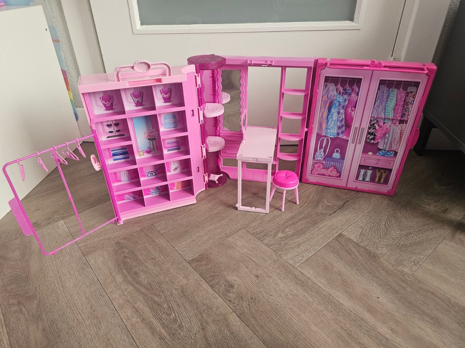 Barbie Droomkledingkast met Accessoires, Ophalen of Verzenden, Zo goed als nieuw, Barbie
