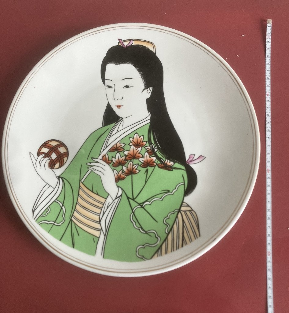 Een Vintage Japans porseleinen bord met een Geisha., Gebruikt, Oosters, 31 cm, Decoratieobject