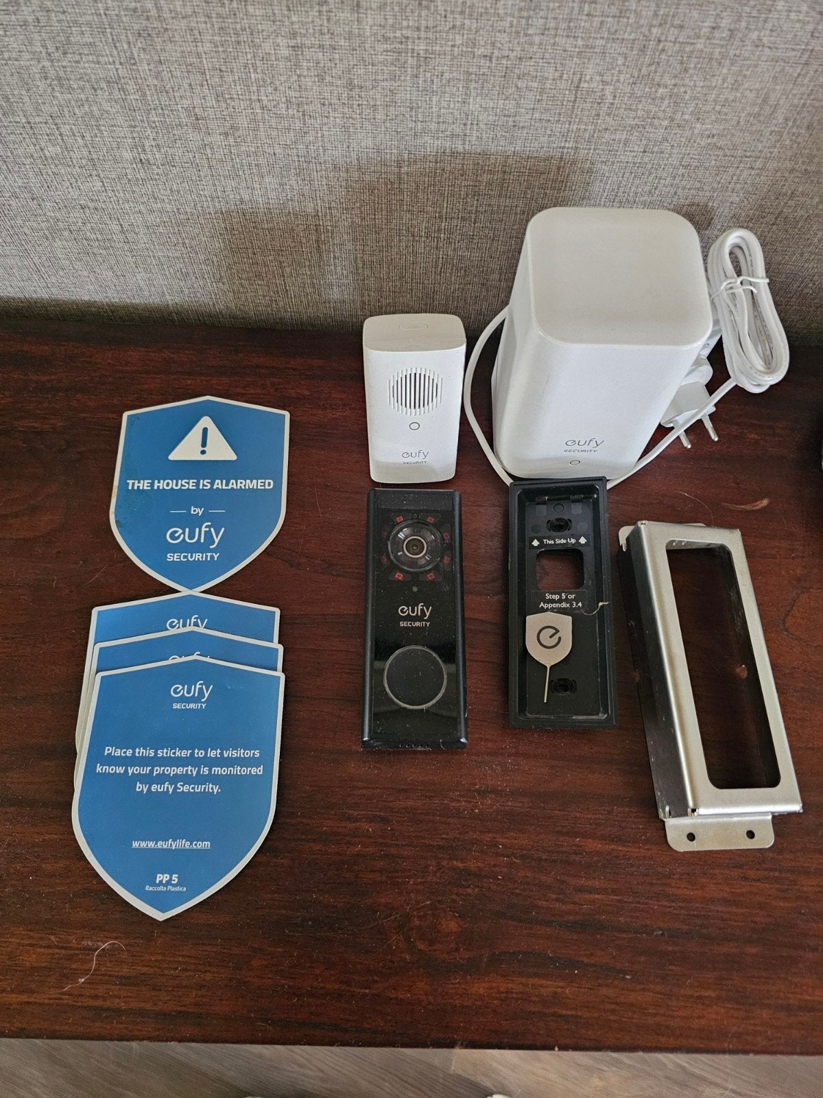 Eufy Homebase 2 met deurbel en RVS beschermer. Sec. Stickers, Verzenden