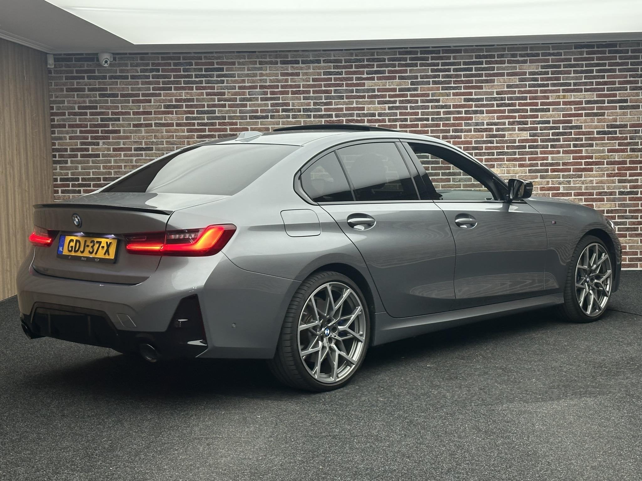 BMW 3-serie 330e M Performance Sport H/K Memory Dak Camera L, Auto's, Achterwielaandrijving, Gebruikt, 4 cilinders, Automatische klimaatregeling