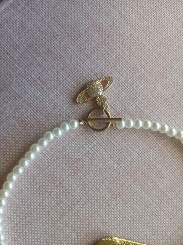 Vivienne Westwood parelketting met hanger, Sieraden, Tassen en Uiterlijk, Kettingen, Gebruikt, Wit, Ophalen of Verzenden, Overige materialen