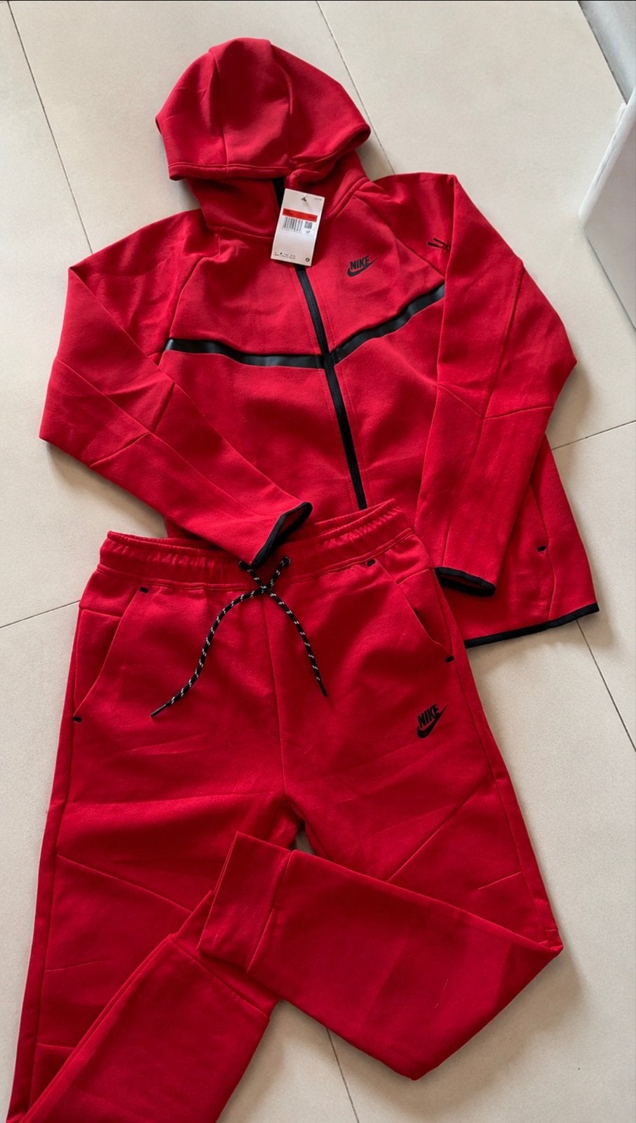 Nike Tech Fleece Trainingspak Rood - Nieuw met labels, Overige typen, Nieuw, Ophalen of Verzenden, Rood