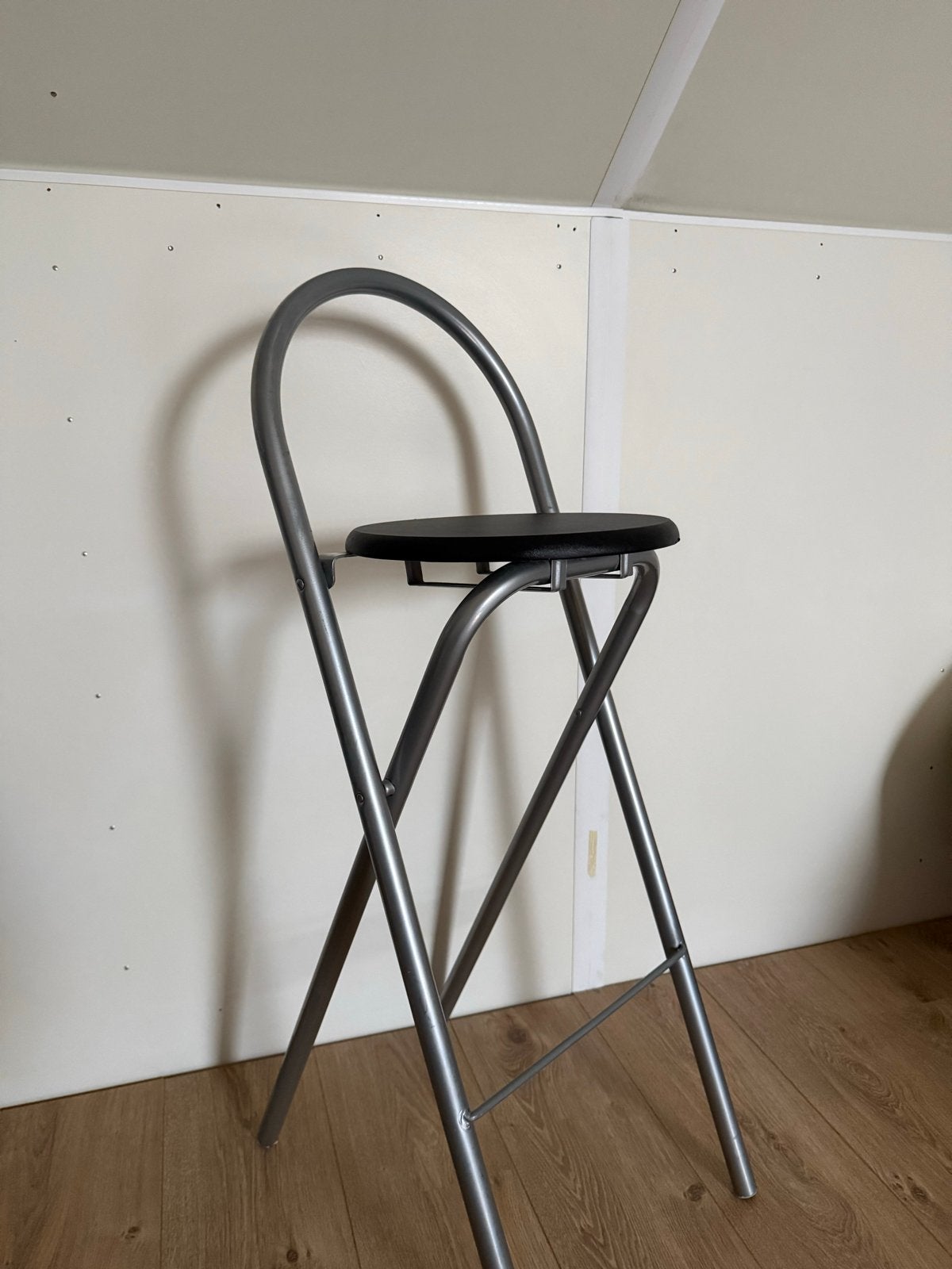 Opvouwbare barkruk met metalen frame en zwarte zitting, Ophalen, Gebruikt, Met voetsteun, Metaal