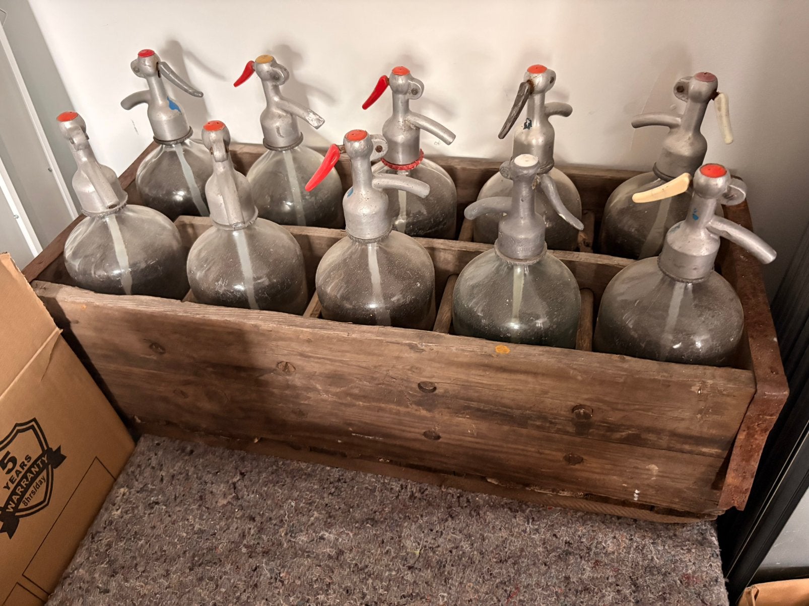 Oude spuitflessen met houten krat - Seltzerflessen, Ophalen, Zo goed als nieuw, Minder dan 50 cm