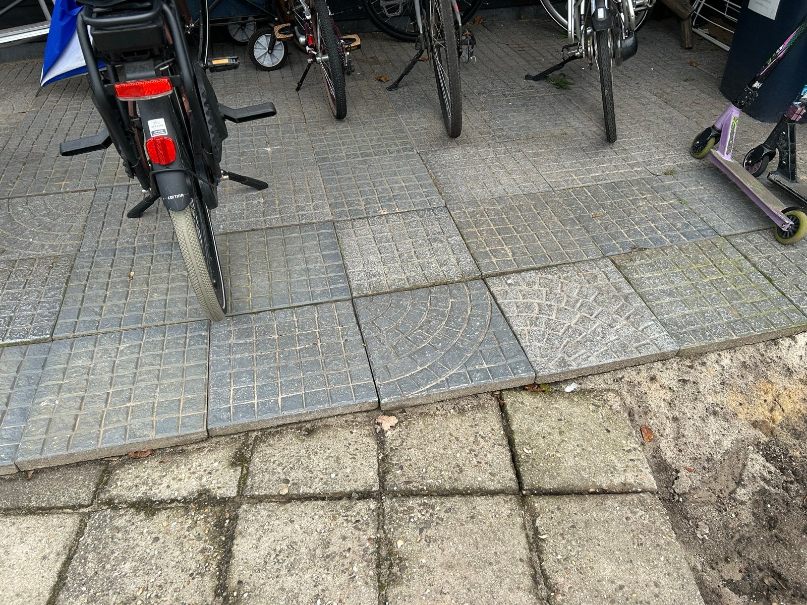 Gratis 70 Betontegels 40x40cm met wafel patroon, Ophalen, Gebruikt, 10 m² of meer, Beton