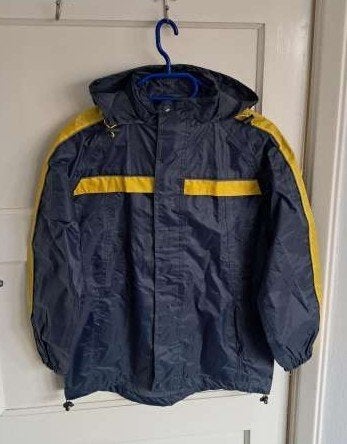 NIEUW Regenjas maat 146/152 merk Hema blauw met geel, Kinderen en Baby's, Kinderkleding | Maat 146, Jongen of Meisje, Nieuw, Ophalen of Verzenden