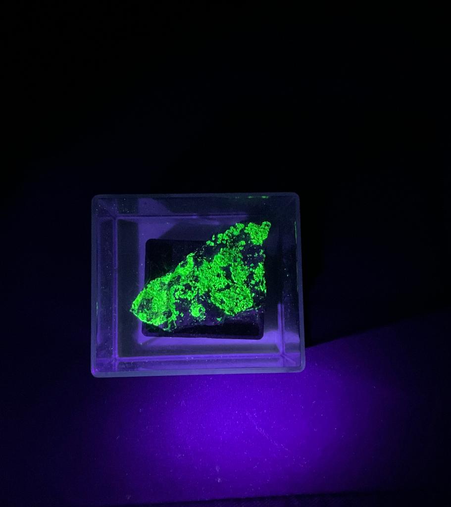 Uniek Uranocirciet mineraal – fluorescerend onder UV-licht-, Ophalen of Verzenden, Mineraal
