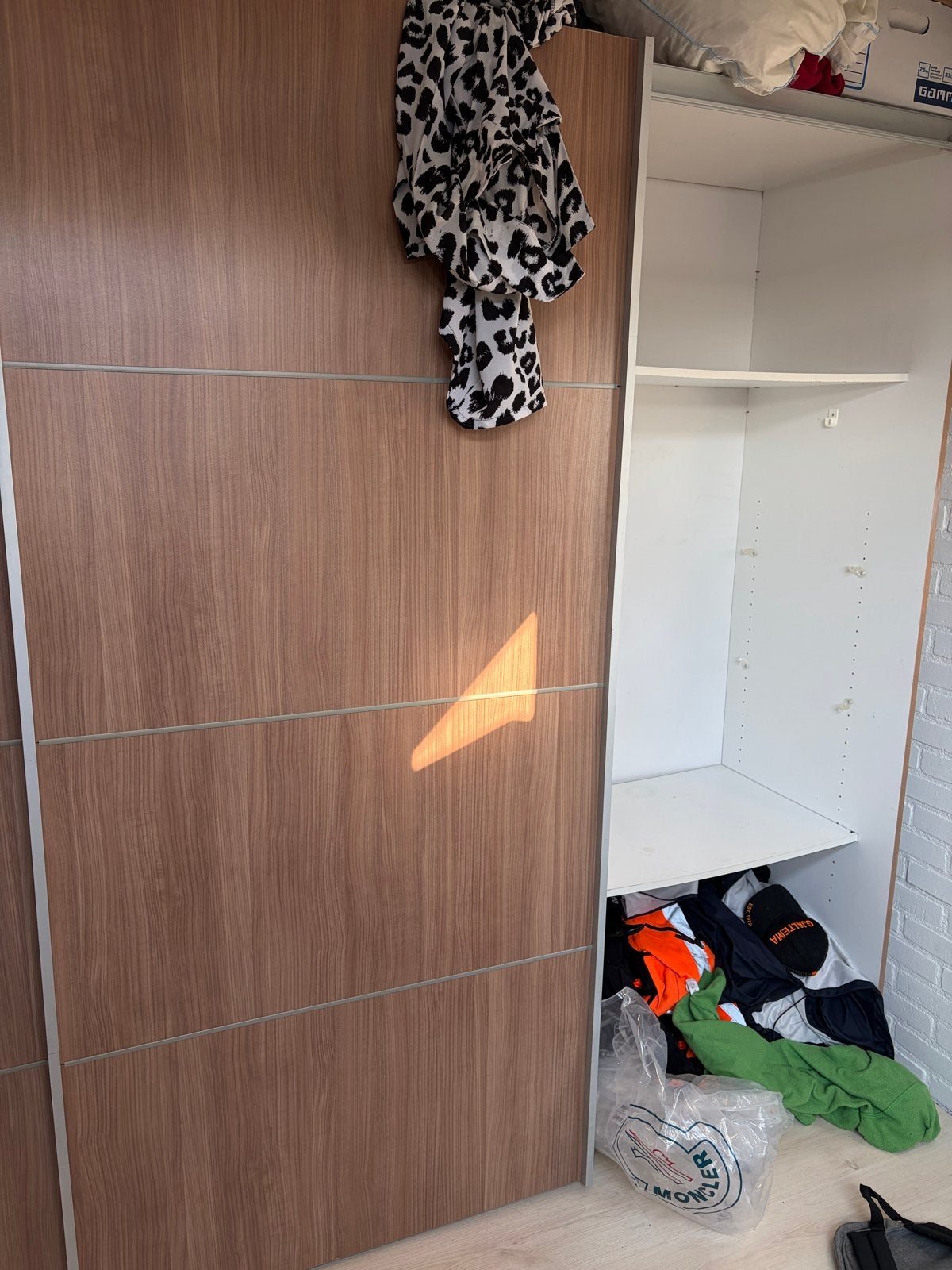 Kledingkast met schuifdeuren en planken, Huis en Inrichting, Kasten | Kledingkasten, Ophalen, Met plank(en), Gebruikt, 100 tot 150 cm