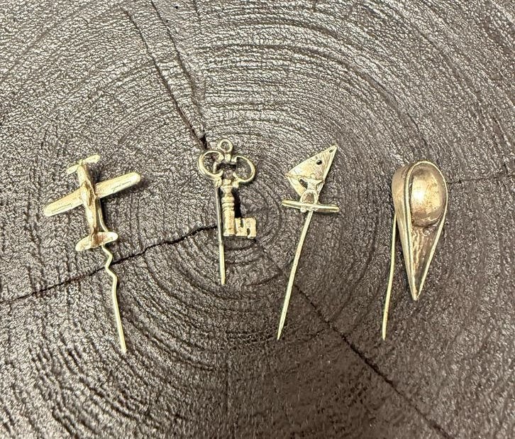 Set van 4 Zilveren Pinnen (800/1000) - Vliegtuig, Sleutel, S
