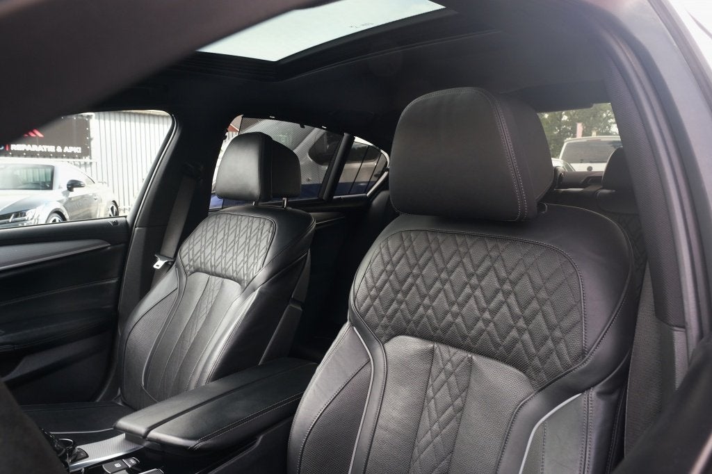 BMW 5 Serie M550i xDrive M-Sport Bowers & Wilkins, Pano, HUD, Auto's, Automaat, Dealer onderhouden, Gebruikt, 2000 kg